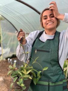 Khawla, influenceuse en agriculture, dans sa serre de plantes