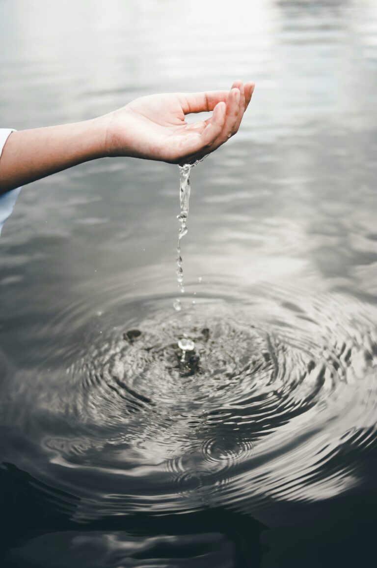 Main avec de l'eau qui coule, eau précieuse