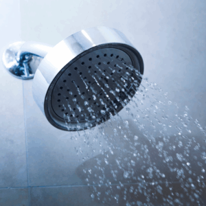 Pommeau de douche fixe avec gouttes en pluie. Image d'illustration de l'article sur comment économiser l'eau des douches et innovations