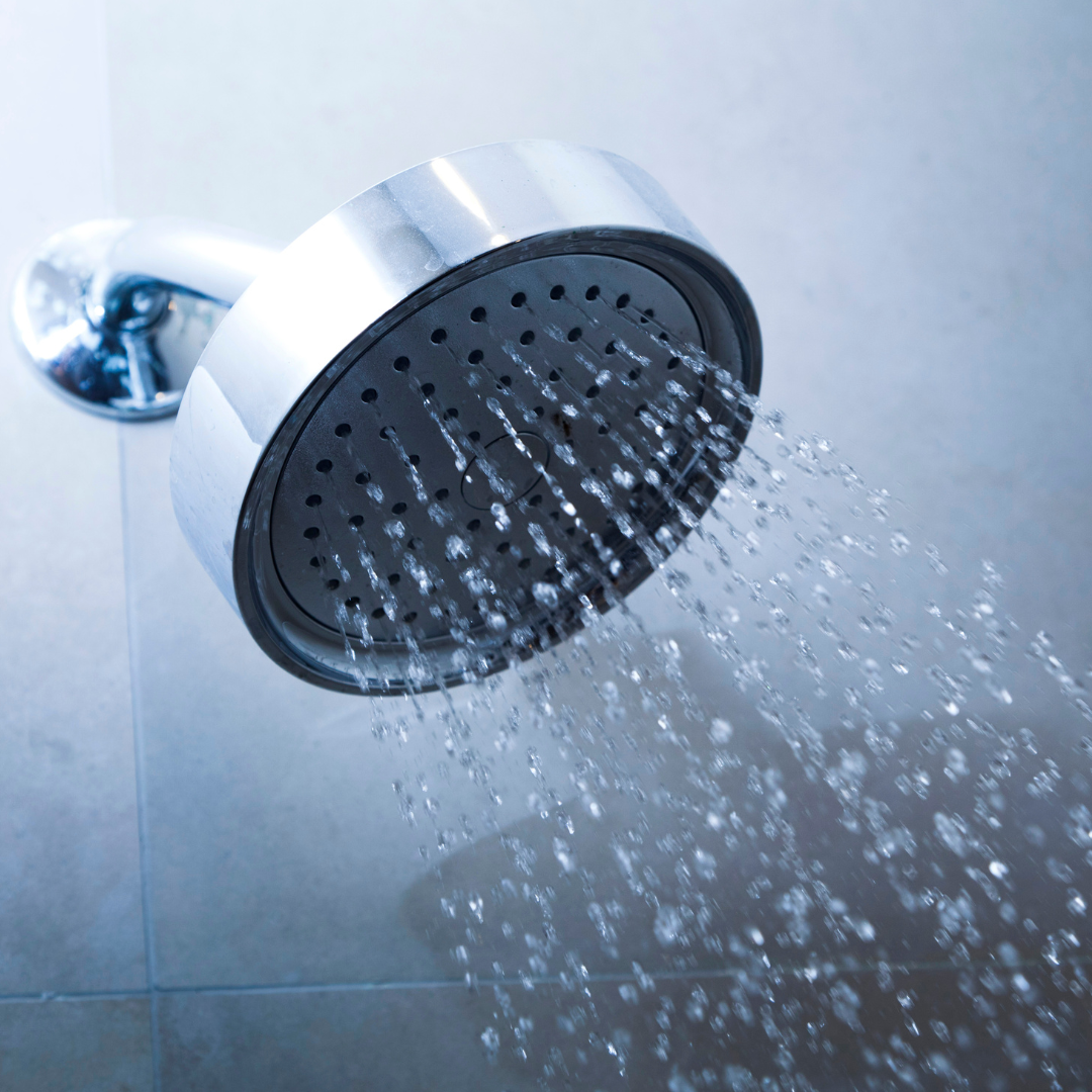 Pommeau de douche fixe avec gouttes en pluie. Image d'illustration de l'article sur comment économiser l'eau des douches et innovations