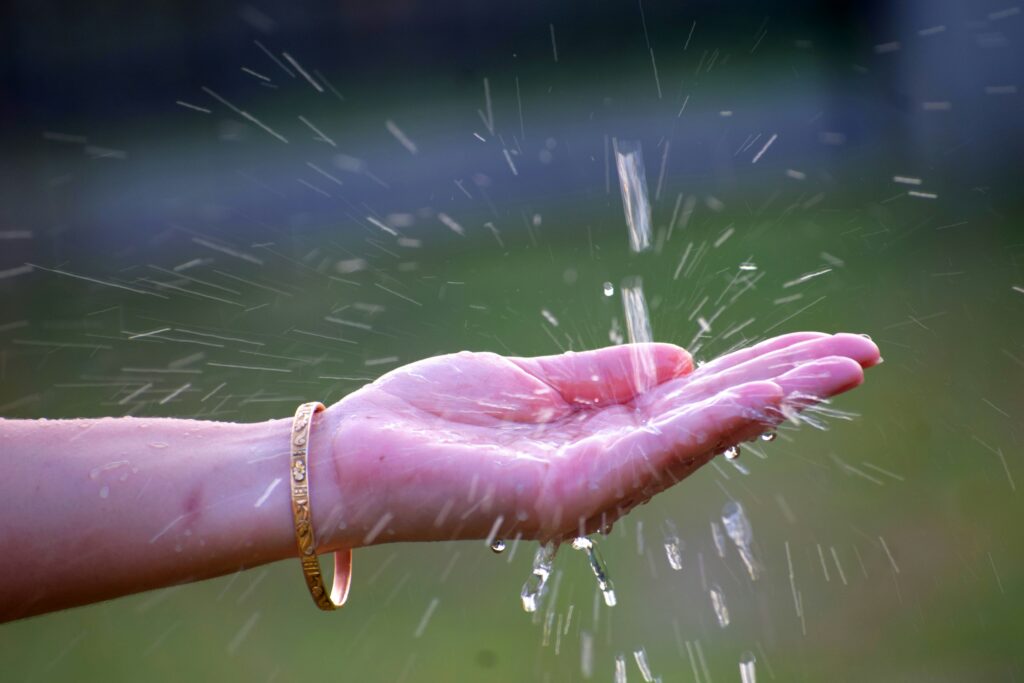 Une main tendue recevant de l’eau, symbolisant la préservation et la gestion responsable de la ressource. Femme demandant un diagnostic eau