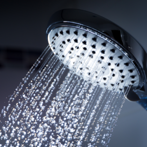 Gros plan sur un jet de pommeau de douche économiseur