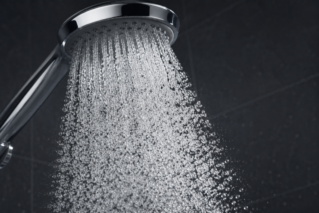 Jet de douche aéré type venturi, volumineux et économe en eau