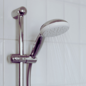 Pommeau de douche avec jet d'eau, ambiance naturelle